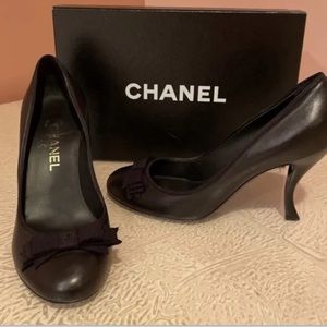 Chanel Interlocking CC Logo with Classic Bow Leather Pumps Size 8.5/39